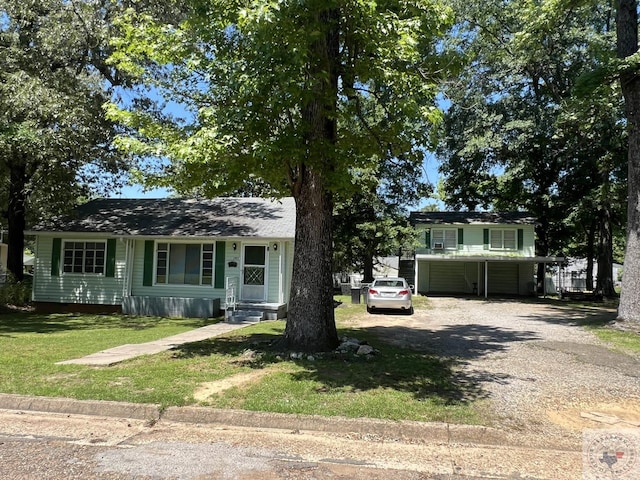 view of front of home featuring a front yard