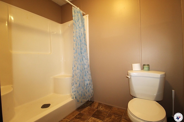 632 White Oak Rd, Maud, TX 75567 - bathroom featuring toilet and a shower with curtain