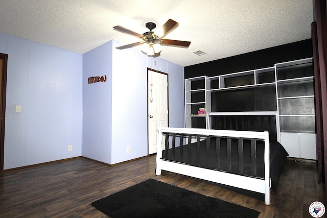 632 White Oak Rd, Maud, TX 75567 - unfurnished living room with wood finished floors, a ceiling fan, and a textured ceiling