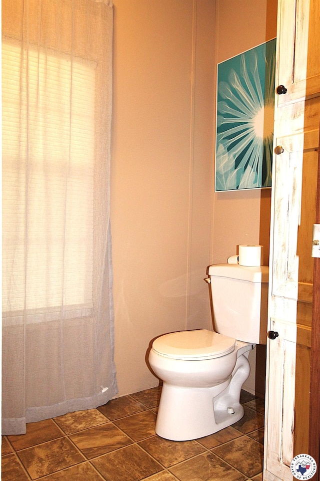 632 White Oak Rd, Maud, TX 75567 - bathroom with toilet