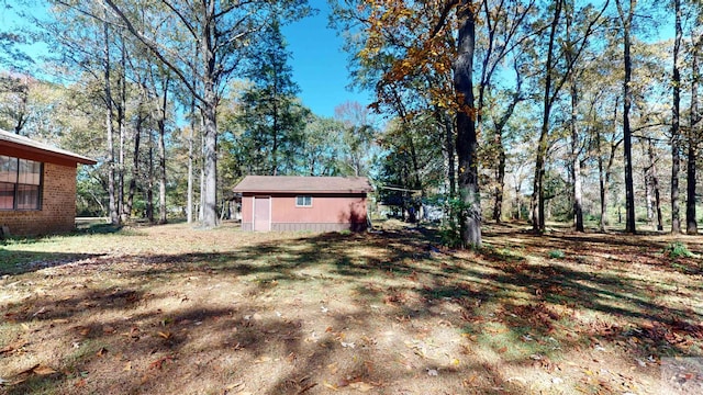 view of yard featuring an outbuilding