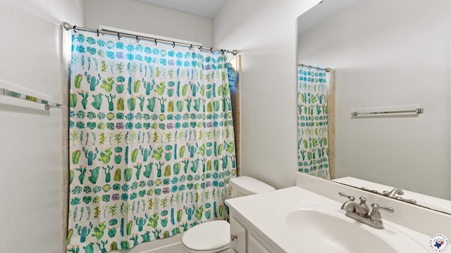 6 Meredith Way, Texarkana, TX 75501 - bathroom featuring vanity, shower / bath combo with shower curtain, and toilet