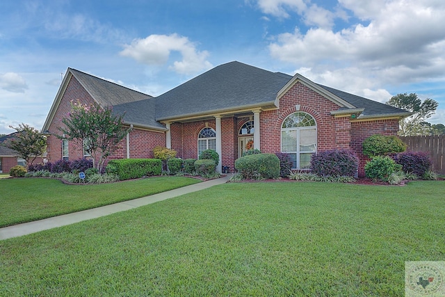 view of front facade featuring a front lawn