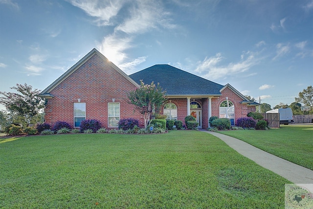 view of front of house featuring a front lawn