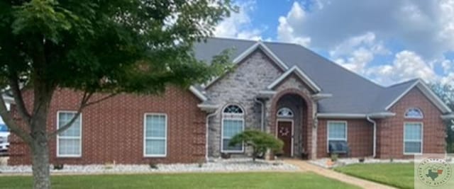 view of front facade with a front lawn