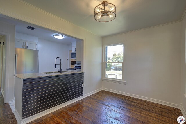 4201 Pine St, Texarkana, TX 75501 - bar area featuring a sink, baseboards, dark wood-type flooring, ornamental molding, and stove