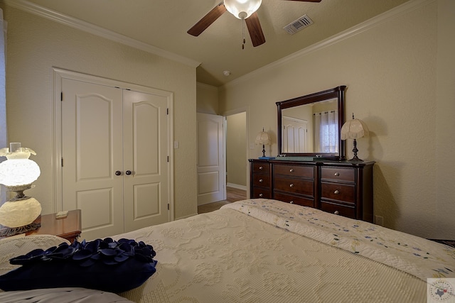 bedroom with a closet, ceiling fan, ornamental molding, and vaulted ceiling