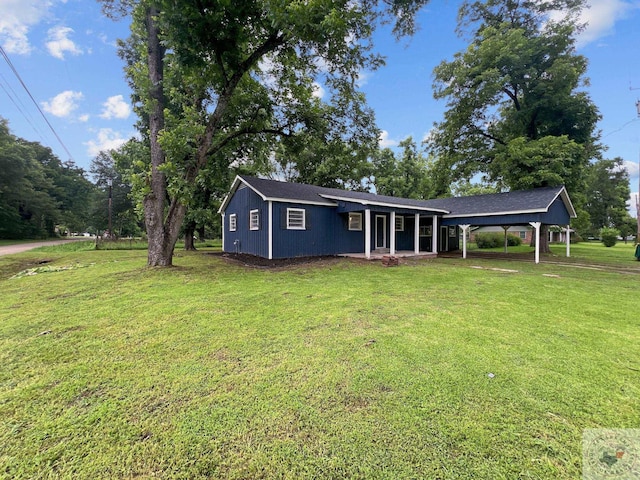 view of front of property with a front lawn