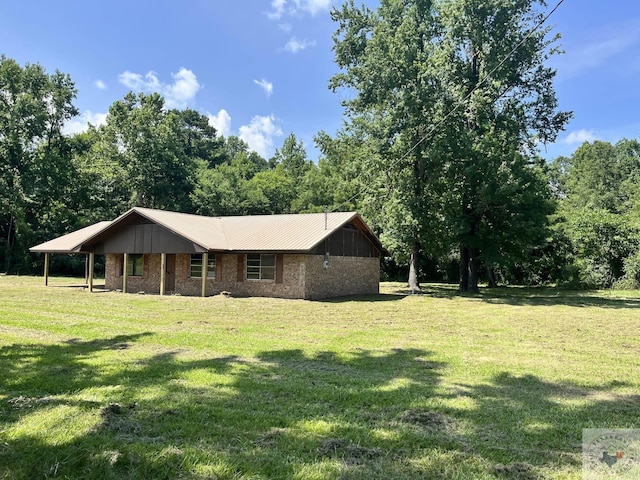 view of front of house featuring a front yard