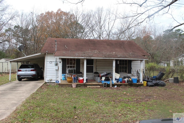 view of front facade featuring covered porch, cooling unit, a carport, and a front yard