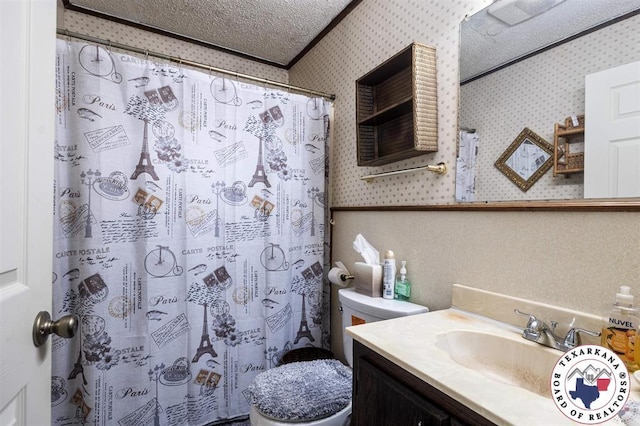 203 Pleasant Vly, Texarkana, AR 71854 - full bath with wallpapered walls, toilet, vanity, a textured ceiling, and curtained shower