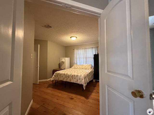 567 Mc 257, Texarkana, AR 71854 - bedroom featuring wood-type flooring and a textured ceiling