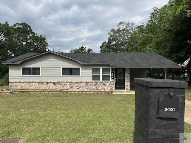 ranch-style home featuring a front lawn