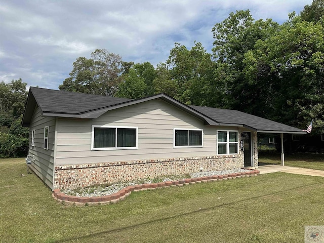 view of front facade featuring a front lawn and a carport