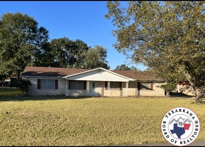 125 Fairway Dr, Texarkana, TX 75501 - ranch-style house featuring a front lawn