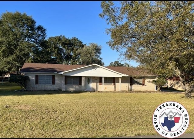 125 Fairway Dr, Texarkana, TX 75501 - ranch-style house featuring a front lawn