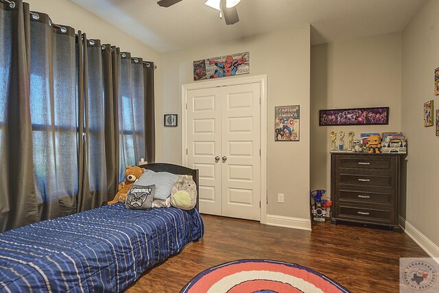 bedroom featuring dark wood-style floors, baseboards, and ceiling fan