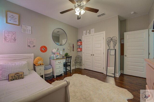 bedroom featuring a ceiling fan, dark wood-style floors, visible vents, baseboards, and a closet