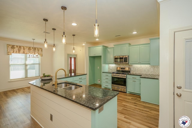 10 King Ranch Rd, Texarkana, TX 75503 - kitchen with stainless steel appliances, ornamental molding, light wood-style flooring, a spacious island, and backsplash