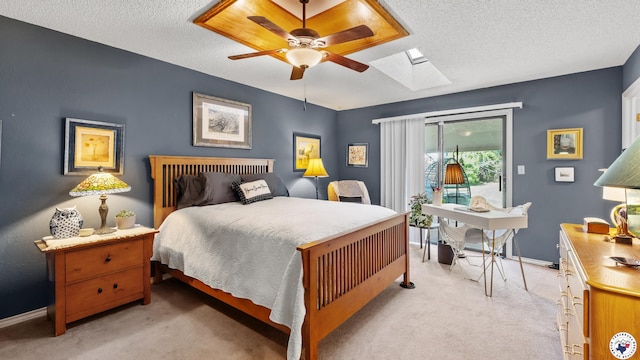 6209 N Park Rd, Texarkana, TX 75503 - bedroom featuring a skylight, light carpet, and a textured ceiling