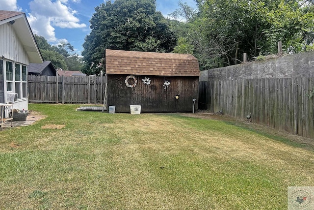 view of yard with a storage shed