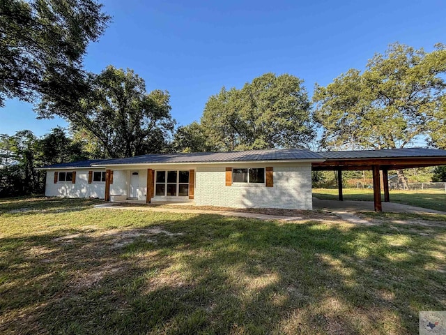 single story home with a front yard