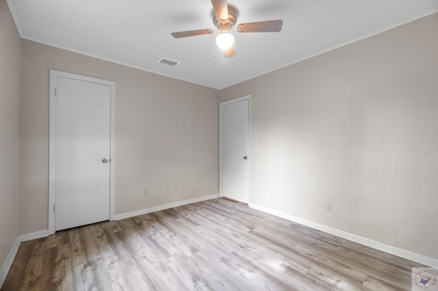 unfurnished room featuring light hardwood / wood-style floors and ceiling fan