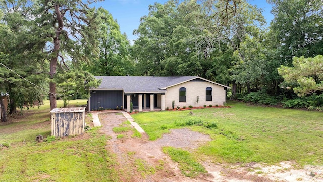 view of front of property featuring a front lawn