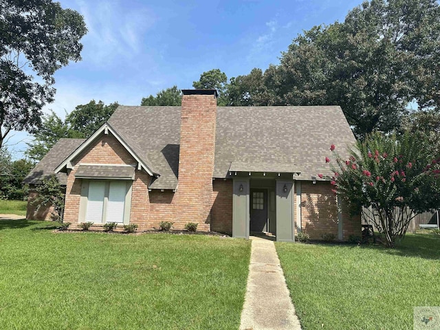 view of front of home featuring a front yard