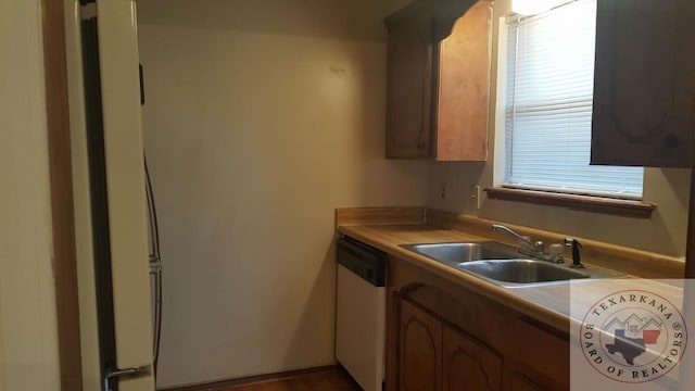 kitchen featuring sink and dishwashing machine