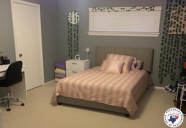 24 Desoto Cir, Texarkana, TX 75503 - carpeted bedroom featuring a desk and baseboards