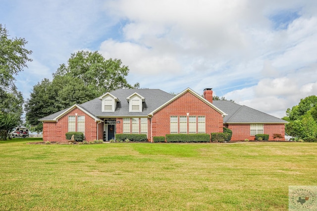 cape cod house featuring a front lawn