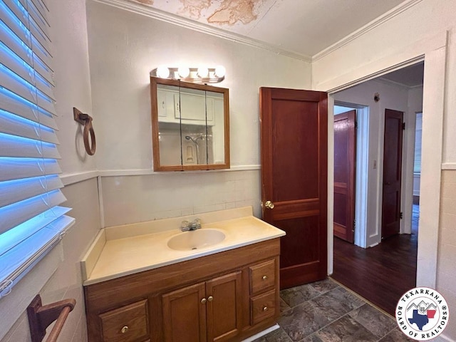 120 N St, Douglassville, TX 75560 - bathroom with vanity and crown molding