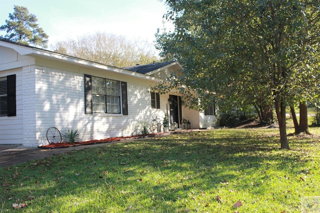 view of front of house with a front lawn