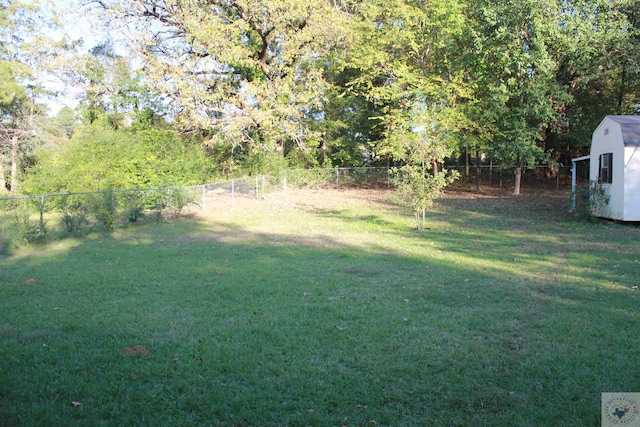 view of yard featuring a storage unit