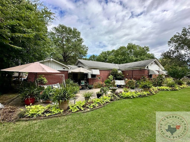 view of yard featuring a patio