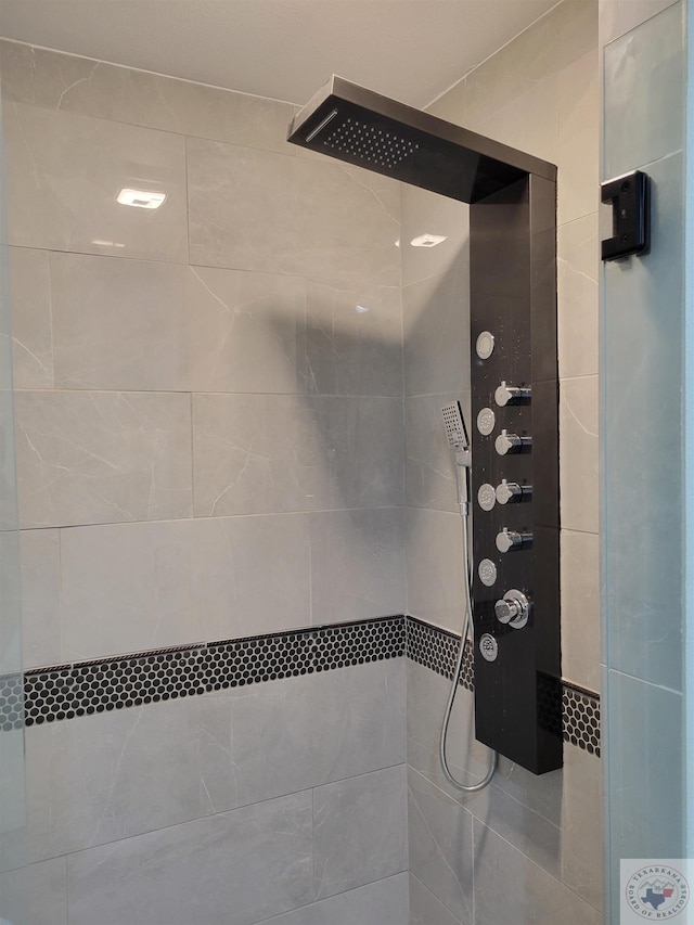 bathroom featuring tiled shower