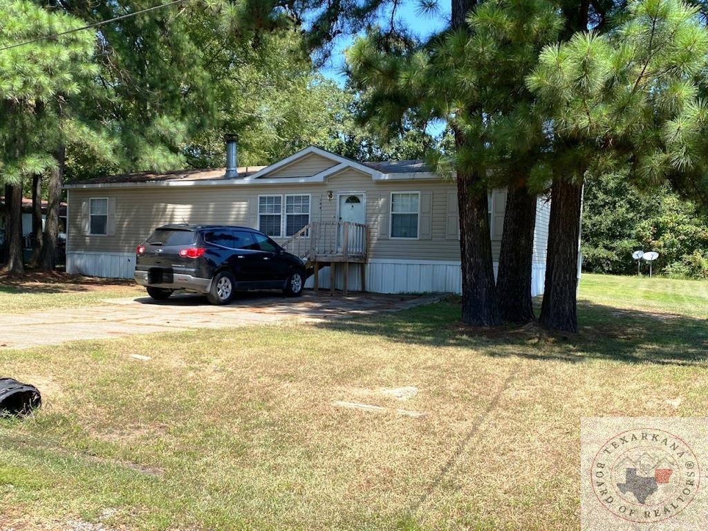 124 Pearlie St, New Boston, TX 75570 - manufactured / mobile home featuring a front yard