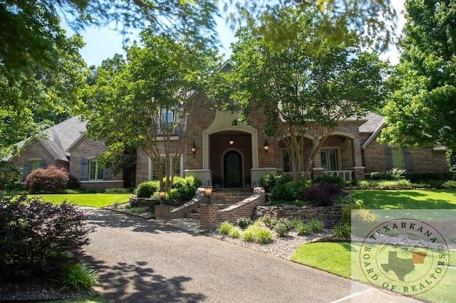 view of front of home with a front lawn