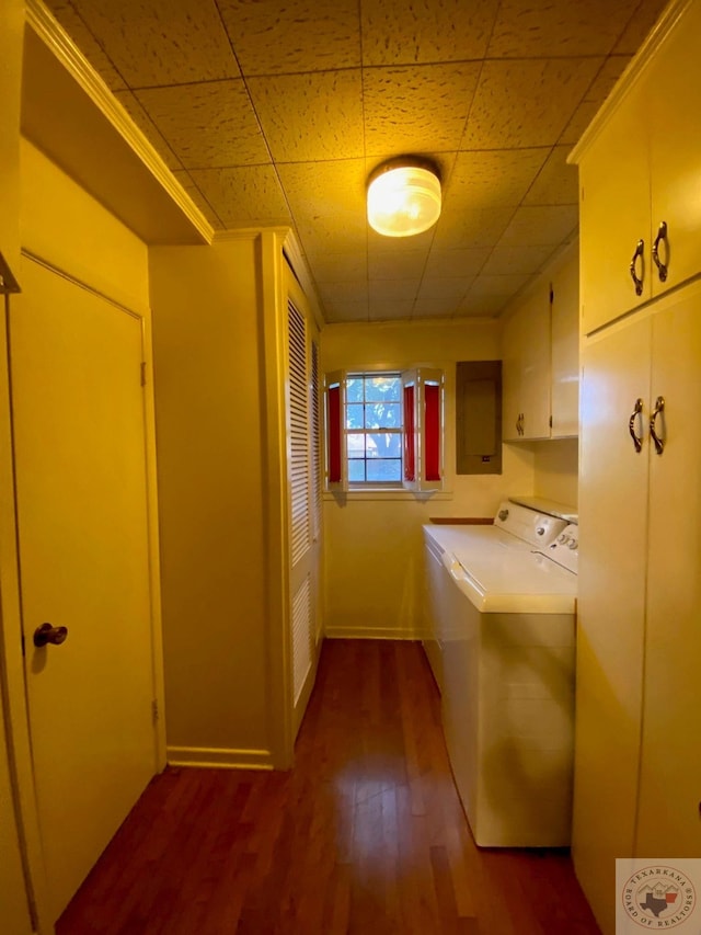 washroom with independent washer and dryer, cabinets, dark wood-type flooring, and ornamental molding