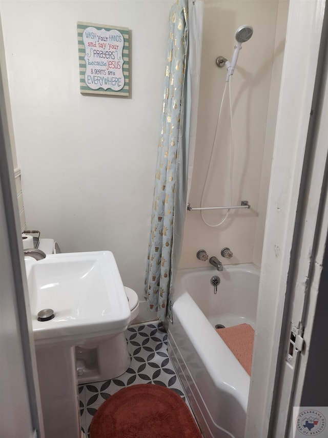 bathroom with shower / tub combo