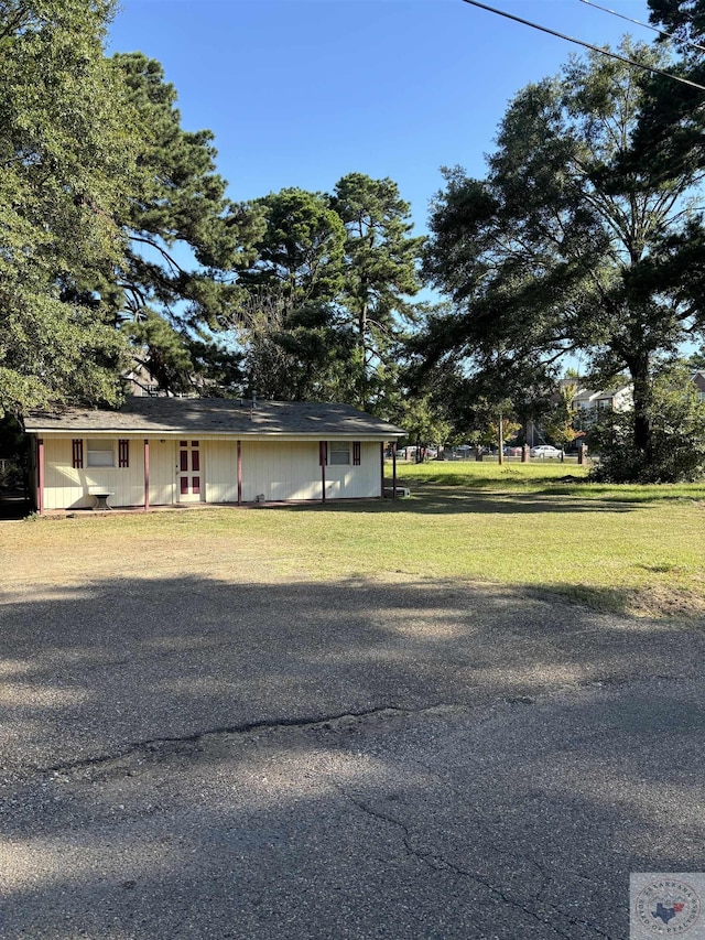 view of front of home with a front lawn