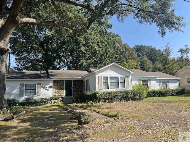 single story home featuring a front lawn