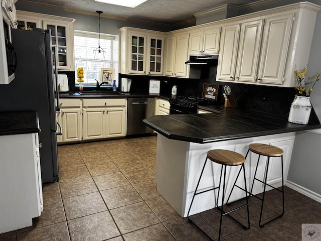 kitchen with exhaust hood, decorative light fixtures, stainless steel appliances, kitchen peninsula, and a breakfast bar area