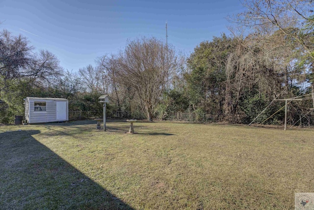 view of yard featuring a storage unit