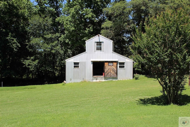 view of outdoor structure featuring an outbuilding