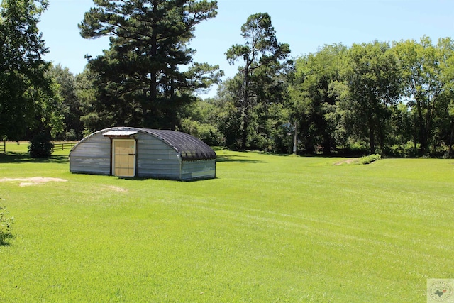 view of yard featuring a pole building and an outbuilding