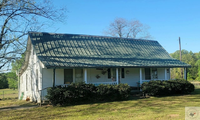 view of front of property featuring a front lawn