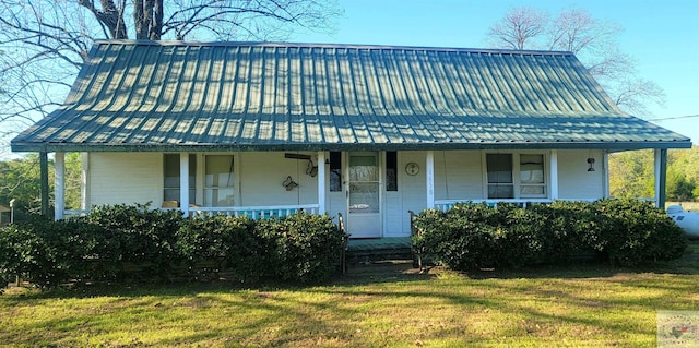 view of front facade featuring a front yard and a porch