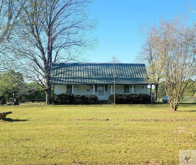 view of front facade with a front lawn